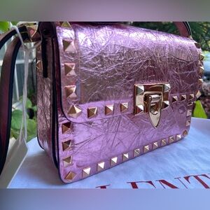 Gorgeous Valentino Garavani Rockstud Absolute Rose Metallic Handbag. NWT